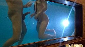 Essa morena, ti scoperai duro sott'acqua con Ed Junior?