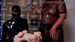 Dominatrix Mistress April défonce poupée Tantaly dans session BDSM coquine