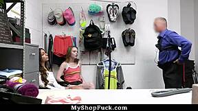 فتاتان أخوات بالتبني سييرا بيل وأبريل أولسن يعطين بلوجوب لضابط أمن في المتجر