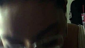 Neurejeno globoko grlo na velikem črnem kurcu, punca z očali obvladuje to pošast