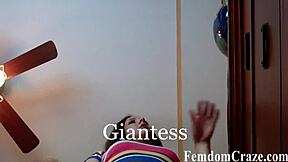 चेरी और सारा फेमडॉम बीडीएसएम में लिफ्ट और कैरी करते हुए डोमिनेट करती हैं