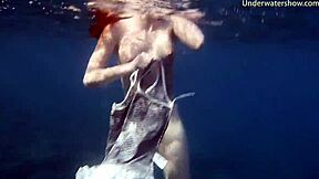 Aku nggak percaya pelacur muda 18+ ini berenang telanjang sendirian