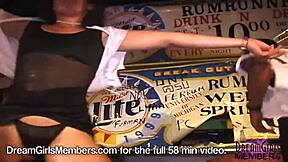 Chicas universitarias se desnudan completamente en concurso salvaje de Key West