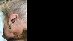 Heiße reife Vee lutscht Stiefbruders Schwanz eifrig