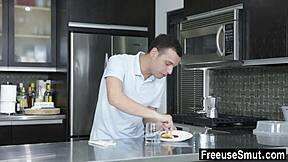 Заварената сестра оставя заварения брат да поеме пълен контрол над тялото й