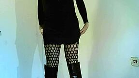 Travesti en botas negras, tan caliente