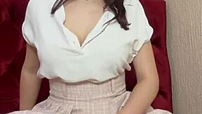 Cuki tinilány 18+, nézd csak... szűk punciját mutogatja szexi fehérneműben. Basszus, milyen forró! 😍