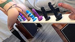 新しいチャレンジで激しいディルドをテスト、18+の若い女性と熟女が最後に明るいオーガズムに達する