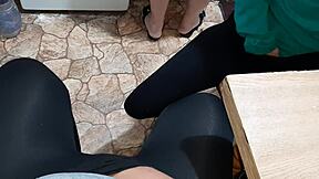 हम स्टेपमॉम को डिनर बनाते हुए देखकर चुपके से झड़कते हैं, एक्साइटमेंट से भरे हुए।