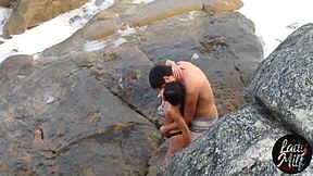 Instruktor paraglajdinga uhvati MILF-u kako joj jedu dupe na Magičnom ostrvu