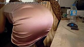 ピンクサテンドレスのアマチュアスラットがフェラして激しくファック