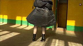 Ουάου, η πρώην δασκάλα περπατά στο παλιό σχολείο δείχνοντας τις σέξι καμπύλες και τις καυτές κινήσεις. Το πιστεύεις;