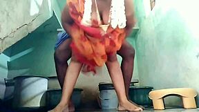 देसी आंटी, बाथरूम में गरमागरम हो जाएं, ठीक?