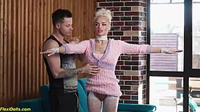 Эй, смотри как настоящая худенькая куколка Лара Фрост принимает в жопу жестко