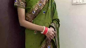 इंडियन स्टेपमॉम्स स्टेपसन के साथ किचन में स्टेमी फिंगरिंग! पिता कैसे नहीं जानता?