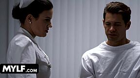 Dużoocyta pielęgniarka Ratched rozbiera się i rucha pacjenta na biurku