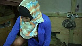 Первый раз любительская девчонка идет в армию за жестким трахом киски в реале