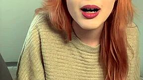 Poníženie malého penisu od britskej dievčiny