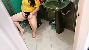 Nie mogę przestać szpiegować mojej słodkiej dziewiczej siostry przyrodniej masturbującej się w łazience dla gości.