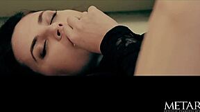 zašto ova vruća manekenka tako žestoko prstom jebe svoju dlakavu pičku?