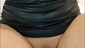 Korte rok van stiefschoonmoeder maakt me wild geil!