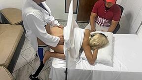 मेरी पत्नी को Gynecologist ने चेक किया, लेकिन वह मेरे बगल में उसे चोद रहा है!