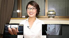 Aasialainen opettaja käyttää denma-lelua pillussaan