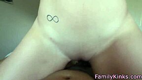 Den unge 18+ stedssøster suger pik og smager cum i taboo reality