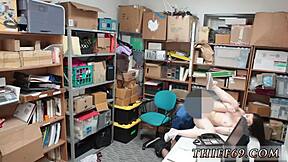 Amatérská teen 18+ cítí nervózní vzrušení během první zrcadlové seance s podezřelým vetřelcem