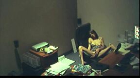 Kancelářská brunetka prstí svou kundičku v práci ve volném čase