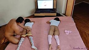 Moje dvě nevlastní neteře sledují komiksy a pak se nechají šukat do zadku v části dva