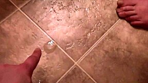 मैं तुम्हें स्लॉपी बाथरूम ब्लोजॉब देना चाहती हूं और क्रिम्पाई टेस्ट करना