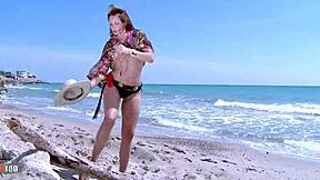 Красива Дребна 18+ Руса Еми Русо Се Съблича На Плажа