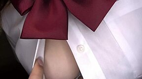 Nastolatka Iio-Chan z cyckami H-cup trzęsie w mundurku