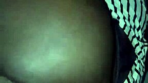 Sâni mari și fund într-o poză casual.