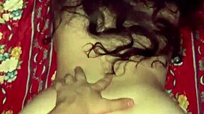 Sintiendo la pasión mientras la tomo durante su periodo en sexo casero