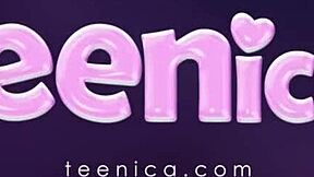 Teen Asia Kecil Menari Dalam Pakaian