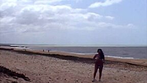 Afrička brineta pokazuje sise i pičku na portugalskoj plaži