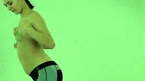 لاريسا دولينا تذهل الجميع بمرونتها الرائعة في تمرين جمباز جريء