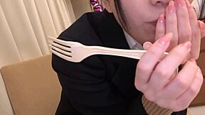 OMG 私の小さな18+アジアンGFが私をロウで騎乗、タイトなマンコに2回クリームパイ！