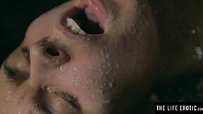 เฮ้ย ดูแม่บ้านบ้าคลั่งแตกแรงด้วยไวเบรเตอร์ในอ่างอาบน้ำสิ!