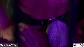 Som v bare pri zatváraní, pozorujem ako Dirk Caber a Kurtis Wolfe tvrdo jebú