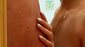 Cheguei em casa e peguei minha mulher chupando o vizinho no banheiro