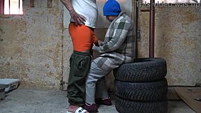 Mamie gros seins prend anal dans le sous-sol du voisin