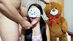 Невинная племянница-тинейджерка обманом заставлена сосать большой член извращенным дядей