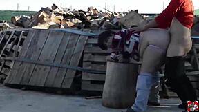 Клаудия Мари кайфует от секса на багажнике бритая пизда и большой хуй