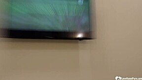 베이비시터가 엄청난 블로우잡 후 타고 엉덩이 박아줘