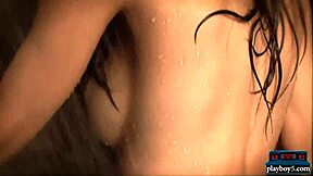 Coeds jóvenes se desnudan y posan para sesión Playboy.