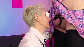 लड़की फेम्बॉय के बॉल्स चाटती है वाइल्ड फेशियल से पहले