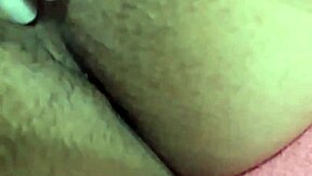 Horká mladá 18+ holka s malýma kozy se masturbuje solo